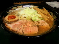 「特濃豚骨魚介系らーめん（大盛り）+味玉 ※期間・数量限定」@煮干 丸めの写真