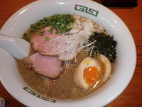 「超背脂煮干そば（900円）替え玉・ラー油味（100円）」@背脂煮干そば 晴の写真