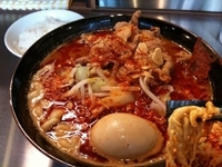 「味玉 鬼紅ラーメン 990円 +ミニライス 100円」@麺創研 紅 府中の写真