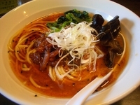 「【7月限定】肉かす辣油豚骨ラーメン」@らーめんの円熟屋 大里店の写真