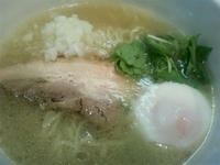 「らーめん（塩）温泉玉子 800円」@めんやももの写真