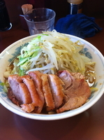 「豚ましラーメン（カタメ、ヤサイマシマシ）」@らーめん陸の写真