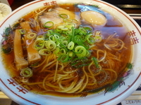 「紅醤油ラーメン(細麺)(+味玉&大盛り)」@金久右衛門 四天王寺店の写真