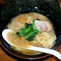 「とんこつ醤油らーめん（開店サービス価格 500円）」@らーめん ぎょうてん屋 南橋本店の写真