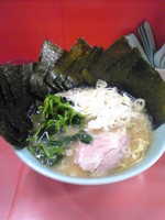 「ラーメン+海苔増しダブル+薬味増し、ほうれん草増し￥700」@千家 根岸店の写真