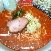 「辛味噌ラーメン（麺固め・脂多目・中辛） ￥690」@ラーメン山岡家 日立東金沢店の写真