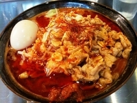 「味玉鬼紅ラーメン（990円）」@麺創研 紅 府中の写真