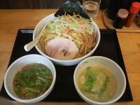 「Wスープつけ麺・醤油+鶏白湯（塩）、中盛（300g）、野菜トッピ」@つけめん 与へえの写真