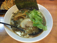 「黒の虎心麺+宇都宮餃子5個+ライス（650円+300円+サービス」@相模原 虎心房の写真