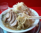 「小ラーメン豚入り（野菜・ニンニク・アブラ）600円」@麺でる 戸越店の写真