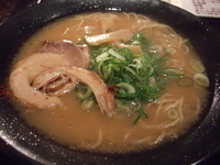 「ラーメン（あぶりチャーシュー入りとんこつしょうゆ）」@ラーメン いつわ 祇園店の写真