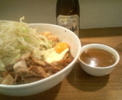 「油ソバ（野菜・ニンニク）700円+チーズ70円+カレールー50円」@らーめん こじろう526 日暮里店の写真