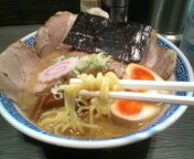 「特製中華そば880円+まかない飯180円」@らーめんはたかくるの写真