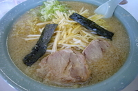 「ネギラーメン中盛（麺硬め、脂多目）」@ラーメンショップ太郎 越生店の写真