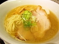 「しおらーめん（650円）+煮玉子（100円）」@ラーメン専門店 なるとやの写真