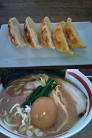 「豚骨醤油らーめん+得のせ+餃子」@麺処 はつがいの写真