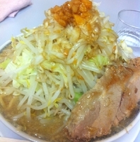 「醤油ふじ麺 +中盛（ニンニク少なめ）」@鶏とふじの写真