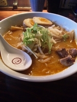 「海老茶色の味噌らーめん（味濃いめ）【780円】、味玉【クーポン】」@らーめん一会の写真