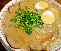 「博多チャーシュー（ハリガネ）+煮たまご増し+替え玉×2（バリカタ」@博多屋台の写真