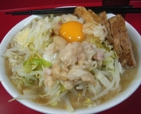 「ラーメン豚入り+生卵」@ラーメン二郎 湘南藤沢店の写真