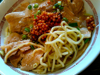 「【夏季限定】肉ぶっかけ さくさくラー油（880円）」@支那そば きび 桃太郎外伝の写真