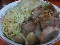 「小豚入り+鶉の卵/ニンニク」@ラーメン二郎 相模大野店の写真