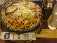 「爆盛油脂麺+黒ウーロン茶」@らーめん 平太周 味庵の写真