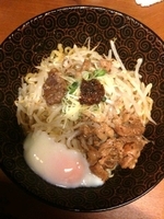 「ポークまぜそば+温泉玉子」@豚麺研究所の写真