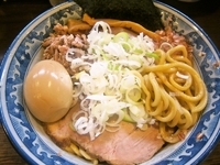 「油そば（小）（650円）+燻玉（100円）」@兎に角 松戸店の写真