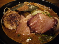 「真空そば（700円）+チャーシュー2枚増し（200円）+味玉（1」@喜元門 本店の写真