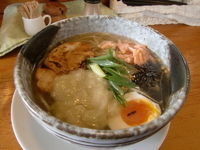 「お茶漬け風 アゴ出汁の冷たいラーメン（〆飯付）大盛り 980円 」@ラーメン にっこう 本店の写真