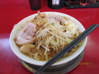 「ラーメン+子豚盛り+ニンニク+あぶら+課長」@ジャンクガレッジ 東大宮店の写真