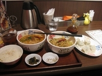 「ハーフ&ハーフ（麻辣汁なし担々麺&青鬼・担々麺）+ニラたっぷり水」@極上担々麺 香家 みなとみらい東急スクエア店の写真