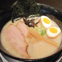 「とんこつらーめん （替え玉1回無料）」@つけ麺 らーめん 研究所の写真