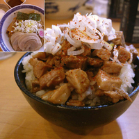 「油そば 大盛 850円 + ミニチャーシュー丼 100円」@本家大黒屋本舗 平井店の写真