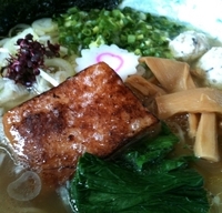 「特撰丸鶏ラーメンby比内地鶏黄金（温玉付）1000円 8/15限」@MENYA 食い味の道有楽の写真