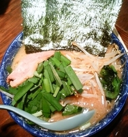 「野菜ラーメン+ニラ」@とんぱた亭 新子安店の写真