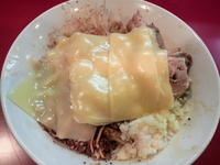 「まぜそば（ニンニク・チーズ・アブラ）+小豚+チーズ×3」@ジャンクガレッジ 東大宮店の写真