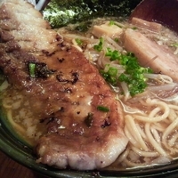 「豚丸らーめん(大盛)+にんにく飯」@がつん堂の写真