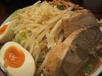 「味玉ラーメン（850）+中盛り（50）+にんにく+野菜+カラメ+」@ラーメン☆ビリーの写真