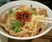 「肉ぶっかけ さくさくラー油（あつもり）880円」@支那そば きび 桃太郎外伝の写真