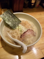 「atomic salty:しおらーめん【700円】ギョウザ【35」@○心厨房の写真