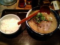 「醤油ラーメン大盛+サービスライス」@梟 銀座店の写真
