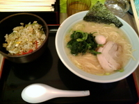 「醤油らーめん+半チャーハン」@横浜家系ラーメン 港家の写真