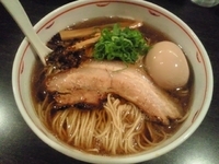 「醤油煮干しらぁ麺（大盛）+味付玉子」@麺や Bar 渦の写真