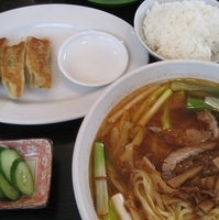 「葱塩ラーメン（手打）750円+ラーメンセット（餃子3個+半ライス」@しなそば家の写真