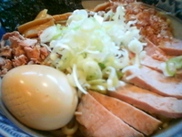 「燻玉油そば（￥800）」@兎に角 松戸店の写真