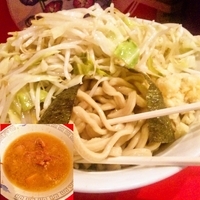 「大ザルラーメン（ヤサイ/ニンニク）+チーズ 700円+100円+」@ラーメン二郎 府中店の写真