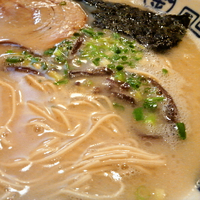 「らーめん￥550（ハリガネ）+辛し高菜￥100+替え玉￥100（」@博多まるきんラーメン 木場店の写真