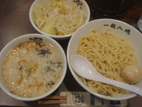 「つけめん（冷、鬼油、玉ネギ多め）+温野菜+煮玉子」@らーめん潤 蒲田店の写真